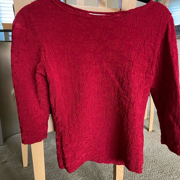 Avalin red top with brocade floral pattern - Picture 3 of 4